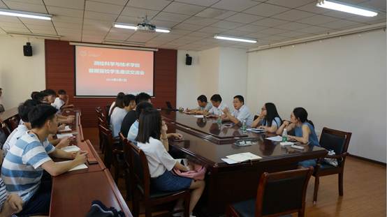 说明: H:\20180801伟德国际1946源自英国召开暑期留校学生座谈交流会新闻稿\座谈会.jpg